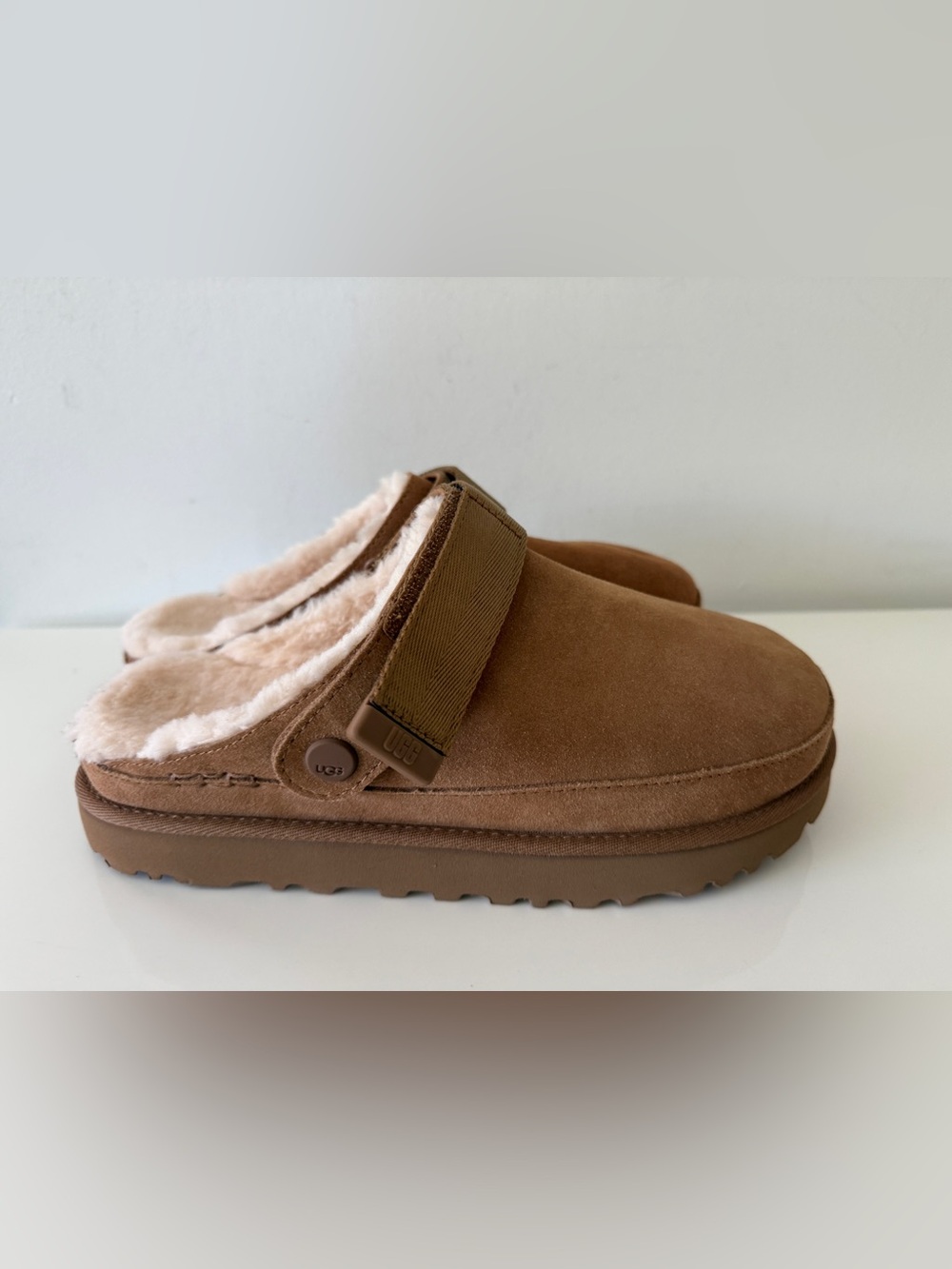UGG Goldenstar Cozy Clog Shoes Women's Size 9, Light Brown